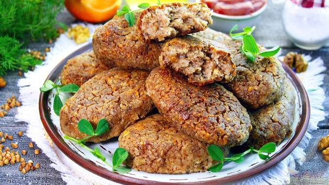 Для вкусного постного стола. ПОСТНЫЕ ГРЕЧНЕВЫЕ КОТЛЕТЫ С ГРЕЦКИМИ ОРЕХАМИ