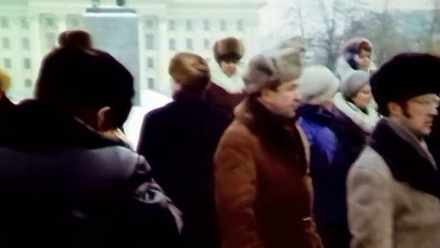 1987 год. Тюмень. Делегаты съезда профсоюзов возлагают цветы к памятнику Ленину