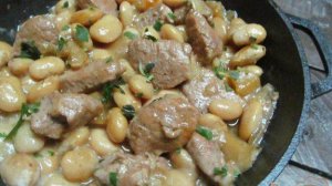 Свинина с белой фасолью и перцем