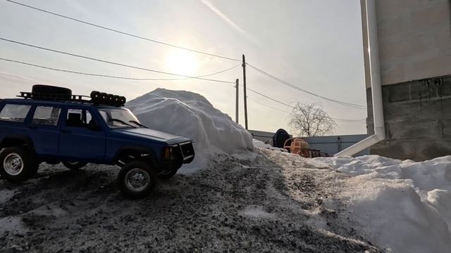 Покорение гор зимой на радиоуправляемом джипе Cherokee RC Mn 78 и падение с горы кувырком смотреть онлайн