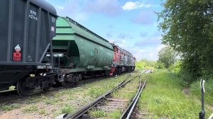 Отправление тепловоза 2ТЭ10М-2129 с небольшим грузовым составом со станции Металлист