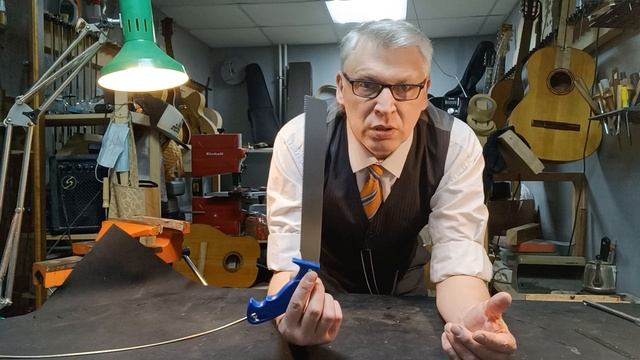 Луначарские ладовые порожки из СССР, методы напиливания пазов под них в накладке грифа. смотреть онлайн