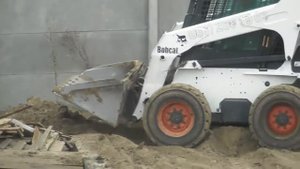 Bobcat. Навантажувач Бобкет в роботі. Невтомний малюк вражає