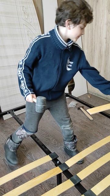 Сборку кровати должен проводить специалист и я нашел такого, у себя дома... смотреть онлайн