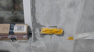 Красота гипсовой штукатурки в штробах оконного откоса 🔪