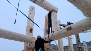 Монтаж коньковой балки в доме Post and beam