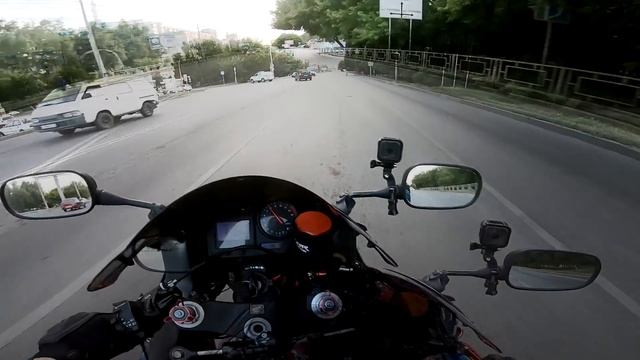 ДЕВУШКА просит прокатить на СПОРТБАЙКЕ смотреть онлайн