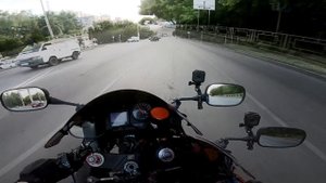 ДЕВУШКА просит прокатить на СПОРТБАЙКЕ