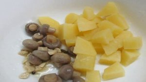 Салат с маринованными шампиньонами и ветчиной