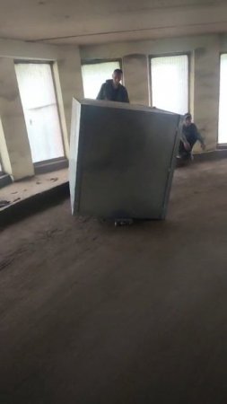 учим печку кататься на скейте Серёга Илюха и Мишаня готовим место для покраски дисков