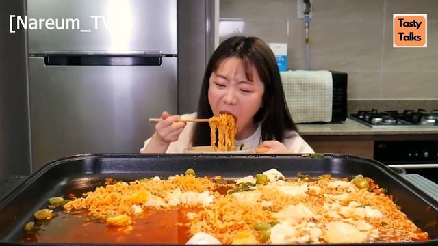 MUKBANGERS EATING TONS OF NOODLES | ASMR NOODLES COMPILATION | BIG BITES смотреть онлайн