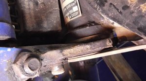 Осмотр нижней части амортизатора руля мотоцикла Урал ИМЗ 8.103.10 (1989 г.в.)