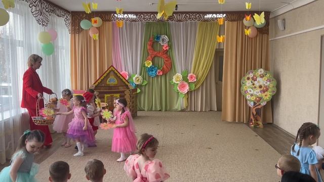 8 марта в средней группе Земляничка