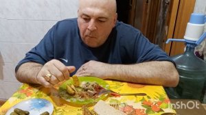 Мукбанг. Жареное мясо с луком, печёная картошка, корнишоны и сок. О подвиге Капустина и Янова.