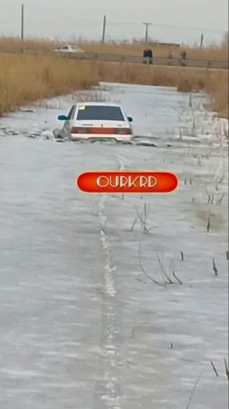 Парни утопили свой автомобиль в едва замерзшем канале в Темрюкском районе..