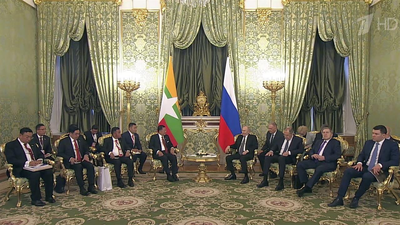 Владимир Путин в Кремле принимает премьер-министра Мьянмы Мин Аун Хлайна