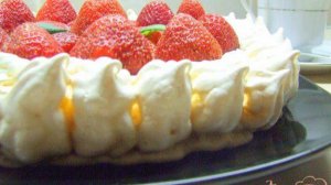 Торт-безе со взбитыми сливками и клубникой.