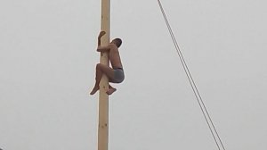 С Маисой вышли гулять на масленицу. Русская забава лазить на столб только под силу русским!!!