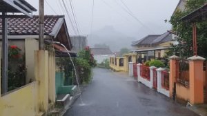 Сверхсильный дождь в Индонезийской деревне в сезон дождей. Релакс, сон.