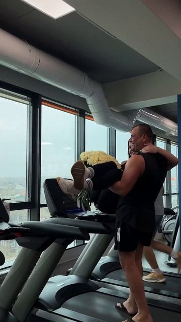 Носите женщин на руках правильно  #shots #мем #спорт