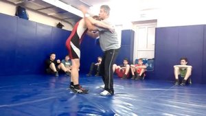 Захват ноги в вольной борьбе и браво руле со стойки.