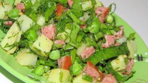 Картофельный салат со шпинатом и копченой колбасой