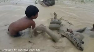 пацанята ловят змей голыми руками