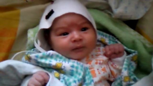 грудной ребенок улыбается и слышит! смотреть онлайн