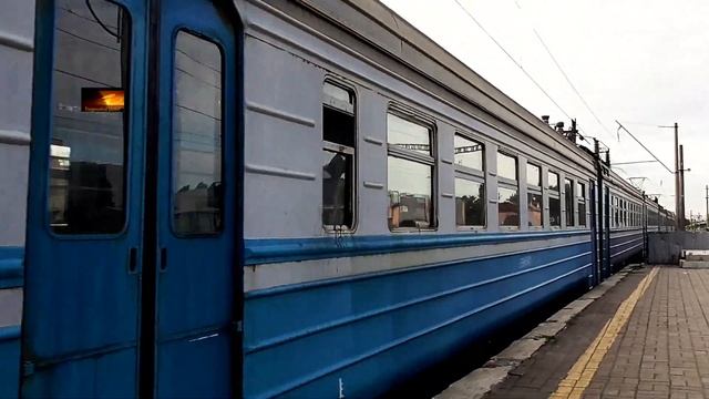 ВЛ80Т-1454 с грузовым и прибытие ЭР9М-544 по станции Святошин смотреть онлайн