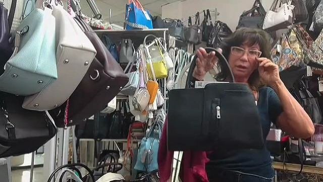 Выбрать сумочку, подобрать КОМПЛИМЕНТ, при покупке сумки подарок идеальный вариант ПАЛАНТИНА.