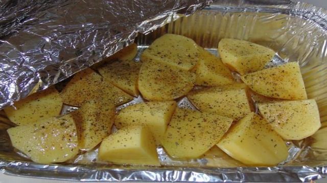 Картофель с сухими травами запеченный в фольге