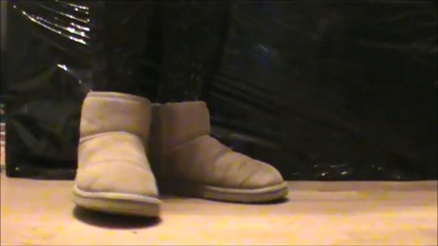 Shoeplay in sand Ugg Classic Mini смотреть онлайн