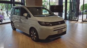 Гибридный электромобиль Honda Freed 2025 года