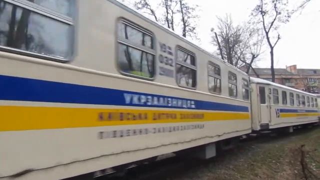 Киевская детская железная дорога. Тепловоз ТУ7А-3192 с пассажирским поездом. смотреть онлайн