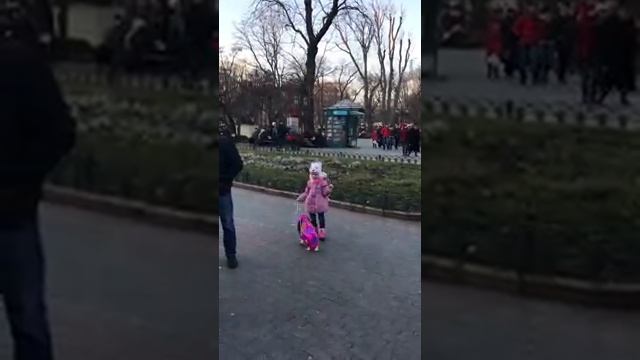 Одесса ул.Дерибасовская -уличный музыкант 1 января 2018 года !!!!