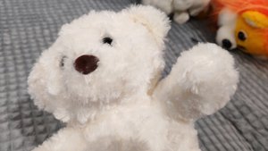 белый плюшевый Мишка машет детишкам, детские игры