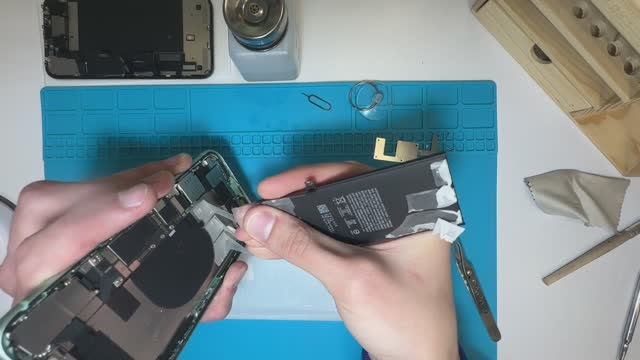 Замена аккумулятора iPhone 11 смотреть онлайн
