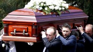 Люди вскрыли гроб из за лая собаки. То, что было внутри, шокировало каждого!