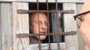 Гоблин прячется в сортире (По башке себе стучи, б%%%%!) (мем для монтажа)