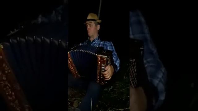 ничего не может быть чудесней, игры гармони и потрескивания костра 🔥 смотреть онлайн