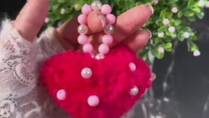 своими руками брелок из пряжи 💖