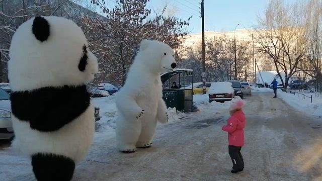 Затусили два медведя и маленькая красавица!!!! смотреть онлайн