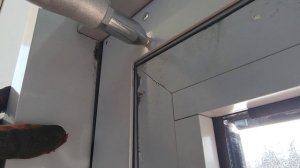 В очередной раз усиливаем место крепления доводчика стальной пластиной. Так всем нужно крепить довод