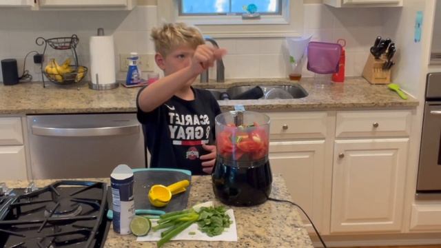 How To Make Homemade Salsa | A quick and easy salsa recipe using roma tomatoes! смотреть онлайн