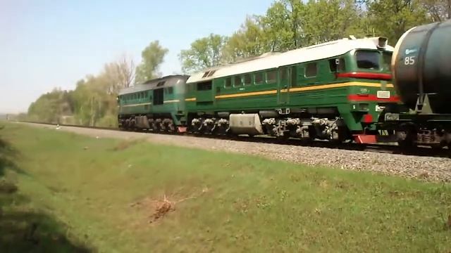 Тепловоз 2M62 c товарным поездом.
