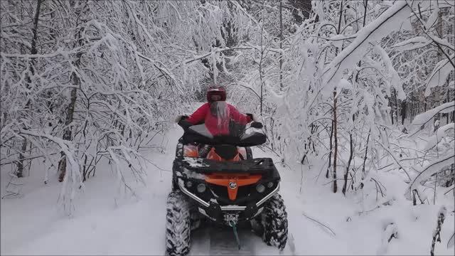 ПОЕЗДКА ПО ЗИМНЕМУ ЛЕСУ .
КВАДРОЦИКЛ CF MOTO X5 смотреть онлайн