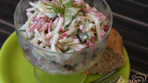 Салат с копченой колбасой со сметанной заправкой