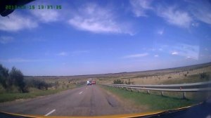 Самосвал на подъеме идёт на обгон