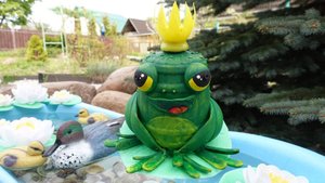 Поделки ДЛЯ САДА своими руками: КУВШИНКИ из ложек и ЛЯГУШКА из пластиковой бутылки