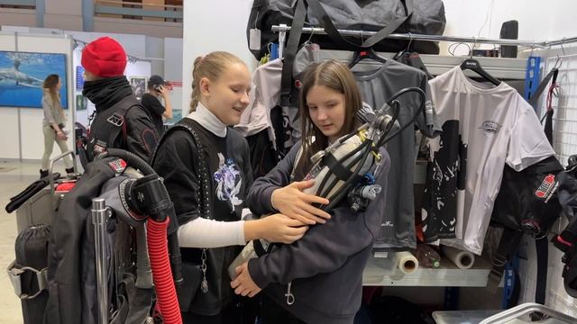 Ученицы 7 "А" класса гимназии 1551 ищут ответ на вопрос - "Что такое КРИОЛАНГ?!?" смотреть онлайн